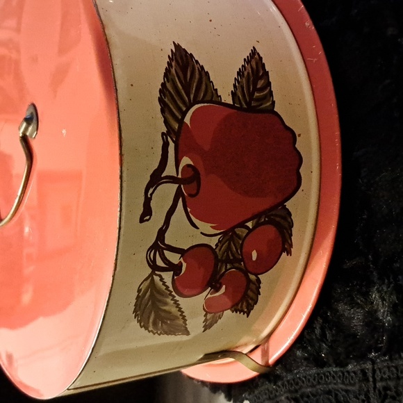 A true vintage cake taker. - Picture 7 of 8